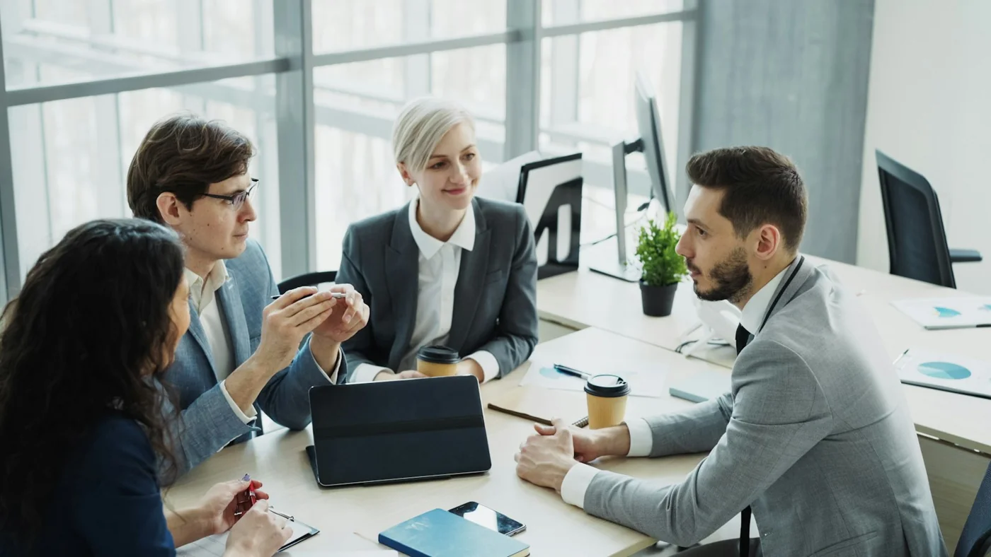 Equipe reunida em uma empresa